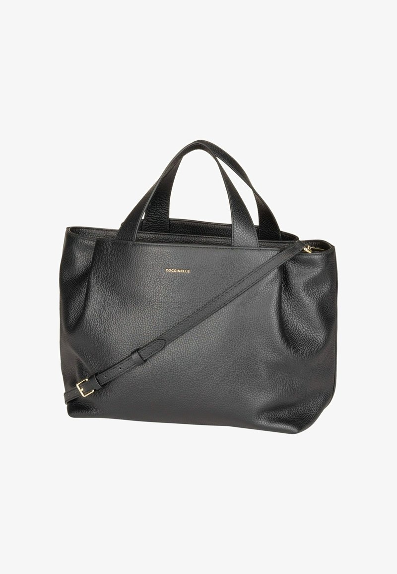 Bolsa tote preta em couro com alças duplas, superfície texturizada, logotipo dourado, alça de ombro destacável e fecho zip no topo.
