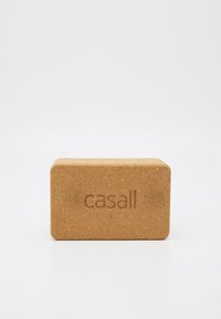 Korková jogová blok, obdĺžnikový tvar, prírodná hnedá farba, hladký povrch, embosované logo "casall" na jednej strane.