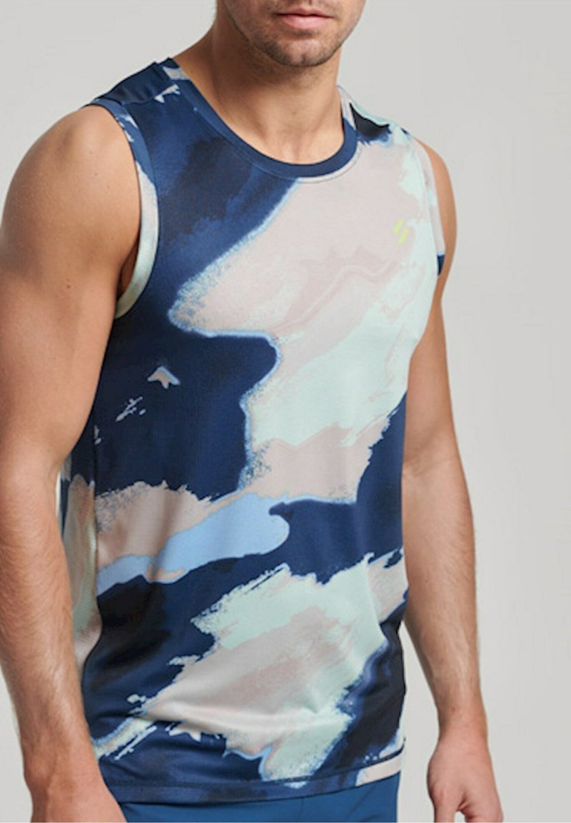 Débardeur de sport sans manches en motifs abstraits bleu, teal et beige. Fabriqué en tissu respirant, il présente un col rond et une coupe décontractée.