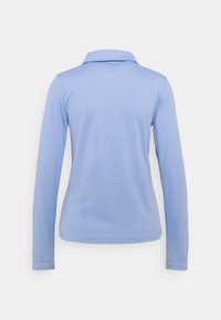 Långärmad polo skjorta i ljusblått, med en klassisk krage och ett texturerat tyg med en slät yta. Bakifrån, inga synliga logotyper.