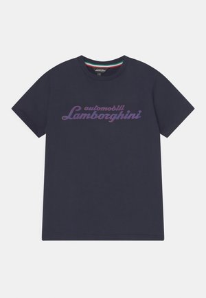 Granatowy t-shirt z krótkim rękawem z fioletowym napisem „automobili Lamborghini” z przodu oraz detalem włoskiej flagi wewnątrz okrągłego dekoltu.