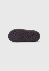 Čierna gumová podrážka so štruktúrovanými protišmykovými vzormi, s vyrazeným slovom "Barefoot" a logom, v plochom oválnom tvare.