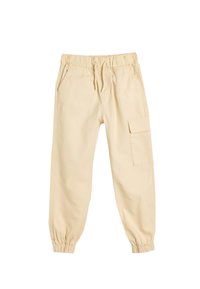 Beige cargobukser lavet af bomuld, med elastisk talje, sidelommer og en enkelt cargolomme på det højre ben.