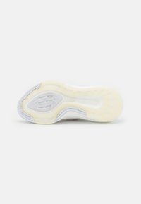 Sole di scarpa sportiva bianca con un design testurizzato, che presenta una sezione traslucida e un accento in gomma più scuro. Dettaglio del logo in gomma resistente.