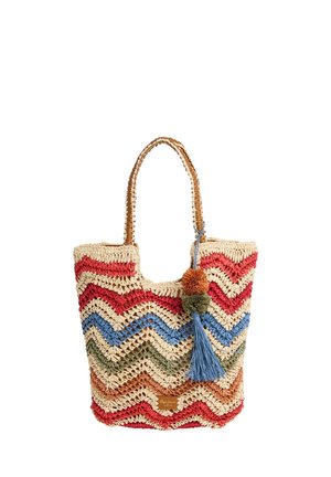 Gewebte Tragetasche mit Chevron-Streifen in Rot, Blau, Grün und Orange, ausgestattet mit geflochtenen Griffen und einer blauen Quaste mit Bommel.