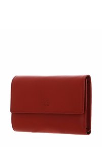 Portefeuille en cuir rouge avec une texture lisse, une fermeture à rabat et un logo embossé sur le devant. Forme rectangulaire compacte, avec des coutures visibles.