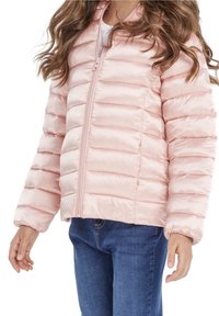 Helle rosa Daunenjacke mit horizontalen Nähten, Reißverschluss vorne und langen Ärmeln. Glatte Textur, taillierter Schnitt, kombiniert mit blauen Jeans.