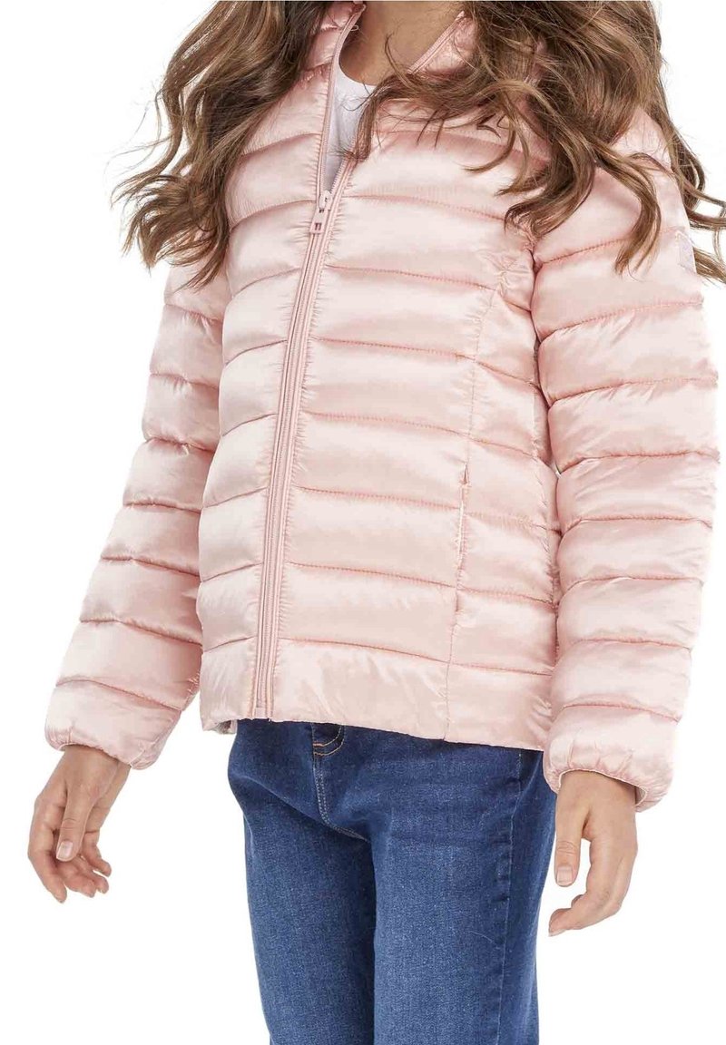 Helle rosa Daunenjacke mit horizontalen Nähten, Reißverschluss vorne und langen Ärmeln. Glatte Textur, taillierter Schnitt, kombiniert mit blauen Jeans.