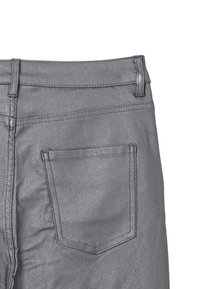 Pantalons en denim gris métallisé avec une poche arrière unique, texture lisse et détails couture le long de la taille et des coutures.