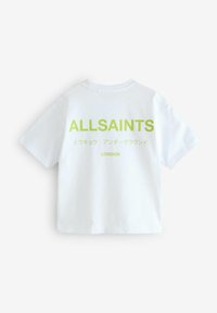 Balts kokvilnas T-krekls ar lieliem neona zaļiem uzrakstiem "ALLSAINTS" un papildu tekstu zemāk. Īsām piedurknēm un apaļu kakla izcirtumu.