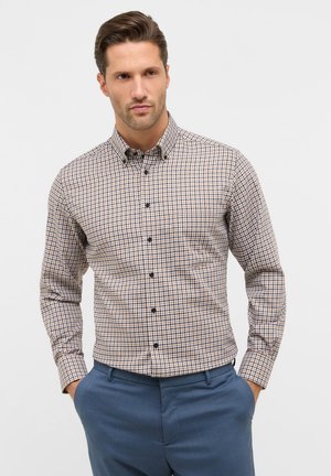 Braun und marineblau kariertes Hemd mit Button-Down-Kragen und schwarzen Knöpfen. Lange Ärmel mit Knopfmanschetten und taillierter Passform.