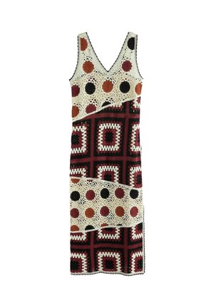 Ärmelloses Strickkleid mit V-Ausschnitt, das abwechselnd Abschnitte mit mehrfarbigen Kreisen und Quadratpatchwork-Mustern in Rot, Schwarz und Creme zeigt.