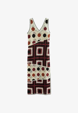 Bezrękawnikowa dzianinowa sukienka z dekoltem w serek, z naprzemiennymi sekcjami wielokolorowych kół i wzorów z kwadratowych łatek w kolorach czerwonym, czarnym i kremowym.