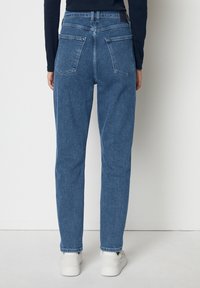 Blå denimjeans med hög midja, rak ben-design och två bakfickor. Texturen är slät med en klassisk blå tvätt.