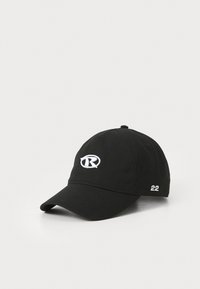 Svart bomullslue med hvit brodert logo og nummeret "22" på siden. Klassisk baseballform med buet skjerm.
