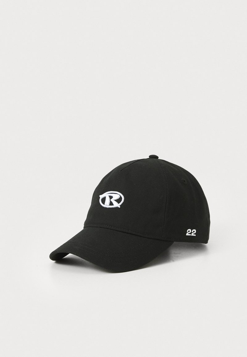 Svart bomullslue med hvit brodert logo og nummeret "22" på siden. Klassisk baseballform med buet skjerm.