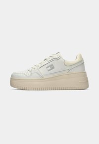 Weiße Leder-Plattform-Sneaker mit glatter Oberfläche, perforierter Zehenpartie, tonalen Akzenten und einer strukturierten Gummisohle mit horizontalen Rillen.