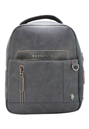 Zaino in finta pelle grigio con manico superiore, tasca frontale con zip, logo impresso e dettagli beige. Presenta un compartimento principale e spallacci regolabili.
