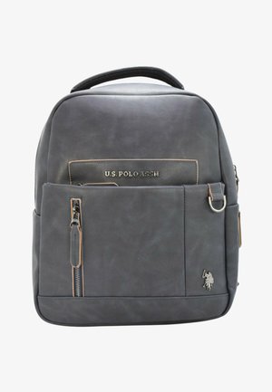 Szary plecak z faux skóry z górnym uchwytem, przednią kieszenią na zamek, wytłoczonym logo i brązowymi akcentami. Posiada główną komorę i regulowane paski.