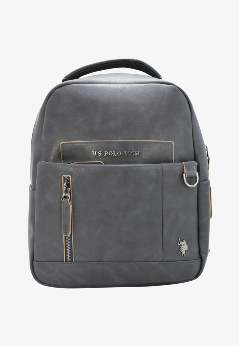 Zaino in finta pelle grigio con manico superiore, tasca frontale con zip, logo impresso e dettagli beige. Presenta un compartimento principale e spallacci regolabili.