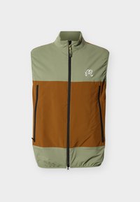 Αμάνικο γιλέκο ανδρικό σε ελιές πράσινο και καφέ, με εμπρόσθιο φερμουάρ, δύο πλαϊνές τσέπες και λογότυπο στο στήθος. Ομαλή υφή υφάσματος.