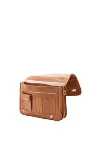 Bruine leren schoudertas met een rits- en drukknopvak aan de voorkant, een omslagflap en hardware in goudkleur. Gladde textuur en gestructureerde vorm.