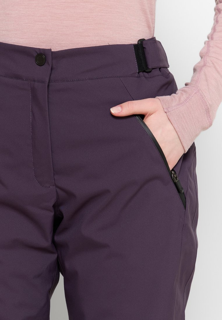 Lila, weiche Hosen mit Reißverschluss-Taschen vorne und Knopfverschluss am Bund. Das Material hat eine glatte Textur mit einem verstellbaren Gürteldetail.