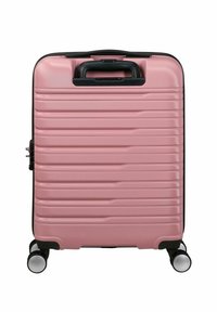 Valigia rigida rosa con scanalature orizzontali, dettagli neri, una maniglia superiore e doppie ruote per una facile mobilità.