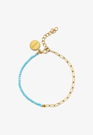 Złota bransoletka z turkusowymi koralikami i łańcuchowym wzorem, z okrąłym zawieszką z nazwą marki.