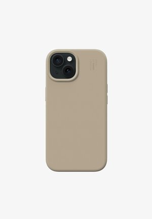 Beige Silikonschutzhülle für das Handy mit Ausschnitten für duale Kameras, glatter Textur und abgerundeten Kanten. Minimalistisches Design mit eingeprägtem Markenlogo.
