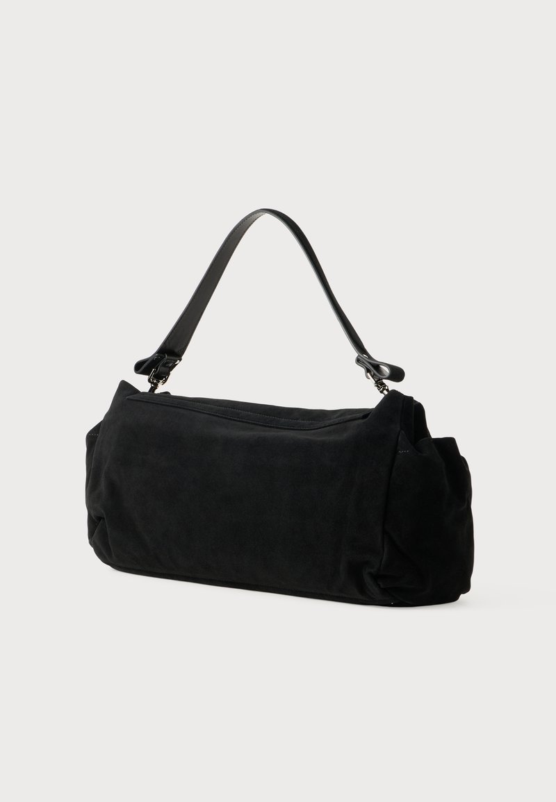 Schwarze Wildleder-Handtasche mit einer weichen Textur, Reißverschluss und einem einzelnen schwarzen Ledergriff. Sie hat eine strukturierte, rechteckige Form.