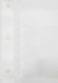 Cămașă din in alb, cu închidere cu nasturi în față, guler rotund și buzunar la pieptul stâng, având o textură subtilă. Material neted, cu un finisaj curat.