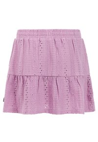 Rožinė sluoksniuota sijonas su tekstūruotu dizainu, kuriame yra skylučių išpjovos ir raukšlėta juosmens dalis. Audinys atrodo lengvas ir austas.