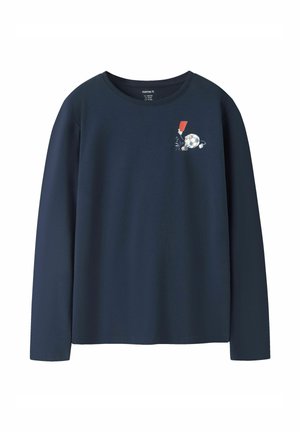 Chemise à manches longues bleu foncé avec un petit motif d'un ballon de football et une carte rouge d'arbitre sur la poitrine.