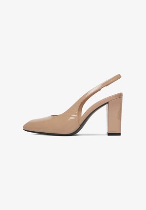 Tacón slingback de charol beige con punta afilada, diseño de laterales recortados y tacón cuadrado. El acabado brillante acentúa la textura de la superficie.