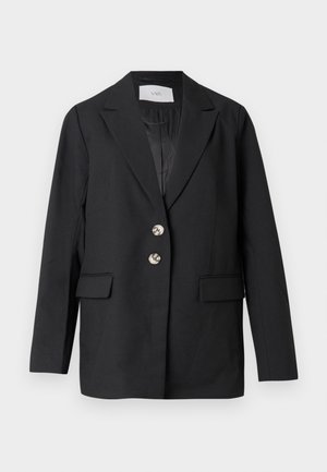 Blazer preto ajustado, com dois botões prateados, lapelas com recorte, bolsos com aba e mangas compridas, pendurado contra um fundo branco.