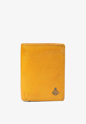 Portefeuille en cuir jaune à texture lisse. Présente un emblème d'ancre dans le coin inférieur et une couture apparente le long des bords.