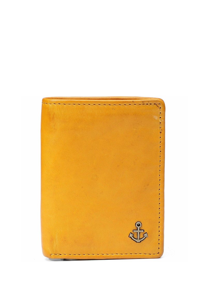 Cartera de cuero amarillo con una textura lisa. Cuenta con un emblema de ancla en la esquina inferior y costuras visibles a lo largo de los bordes.