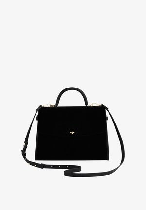 Crna baršunasta torbica s čvrstim dizajnom, zlatnim detaljima, odvojivim remenom za rame i ručkom na vrhu. Glatka tekstura.