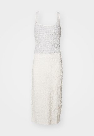 Robe blanche avec un corsage ajusté et une jupe droite. Présente un tissu texturé avec des détails froncés sur les sections supérieure et inférieure.