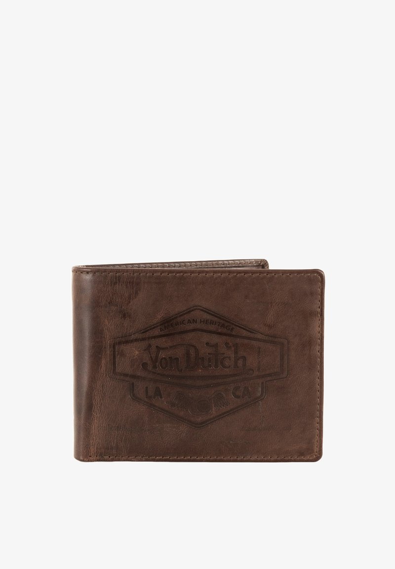 Portefeuille en cuir marron avec logo embossé et caractéristiques de design. Style compact, plié en deux, avec une texture lisse et des coutures visibles.
