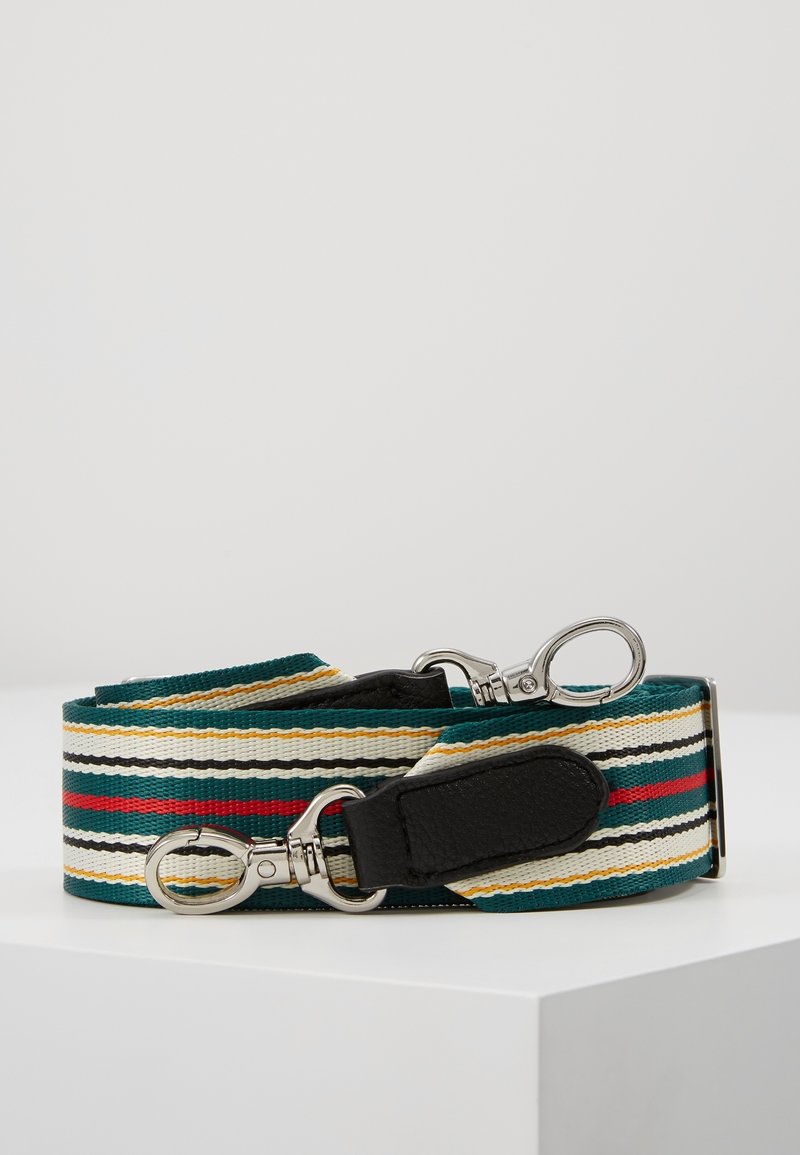 Pletený textilní řemínek v zelené, krémové a černé barvě s červenými a zlatými pruhy, vybavený kovovými karabinkami a koženými doplňky.