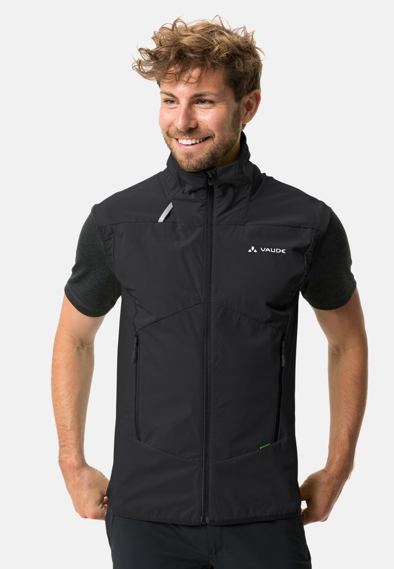 Gilet senza maniche di colore nero realizzato in tessuto resistente. Caratterizzato da una zip centrale, colletto alto e due tasche frontali con zip. Logo sul petto.