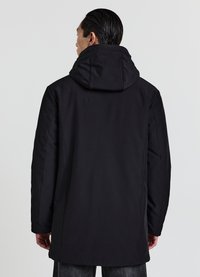 Cappotto esterno nero con cappuccio, tessuto liscio, taglio dritto e dettagli minimalisti, ideale da indossare sopra vari completi.