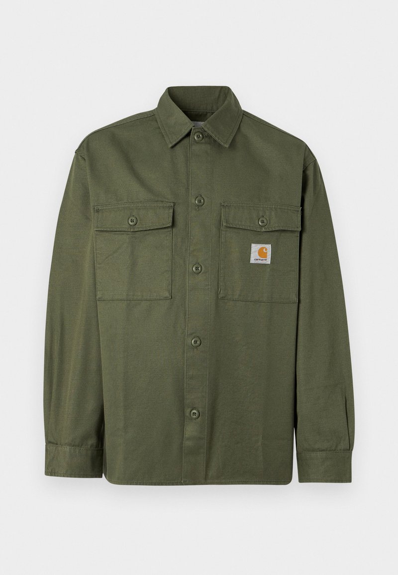 Chemise vert olive en tissu de coton, dotée d'un devant à boutons, de deux poches à rabat et d'un écusson logo sur la poitrine gauche.