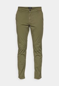 Chinos verde oliva slim-fit con chiusura anteriore a bottone, passanti per cintura e tasche laterali. Tessuto in cotone liscio con minima stropicciatura.