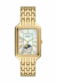 Montre rectangulaire dorée avec un cadran en nacre, chiffres romains, indication de phase lunaire et bracelet à maillons.