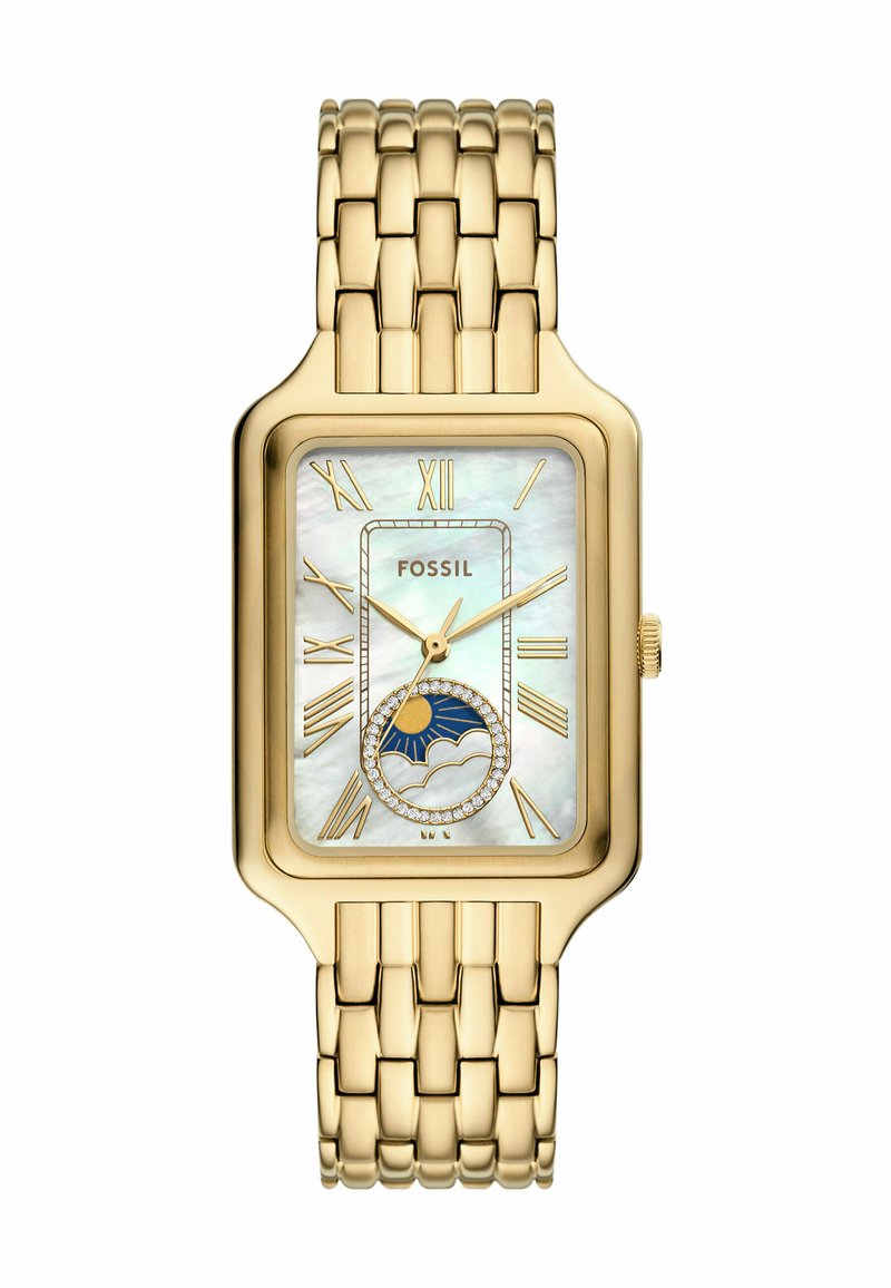 Montre rectangulaire dorée avec un cadran en nacre, chiffres romains, indication de phase lunaire et bracelet à maillons.