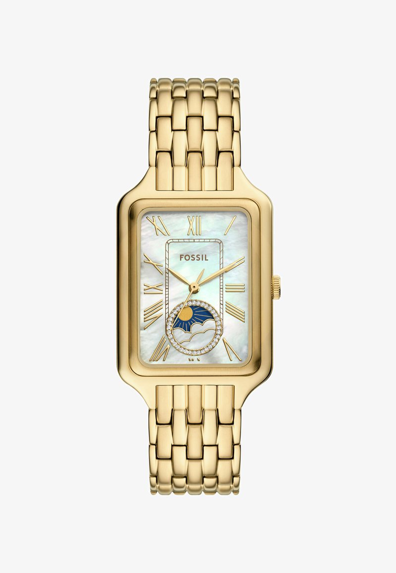 Montre rectangulaire dorée avec un cadran en nacre, chiffres romains, indication de phase lunaire et bracelet à maillons.