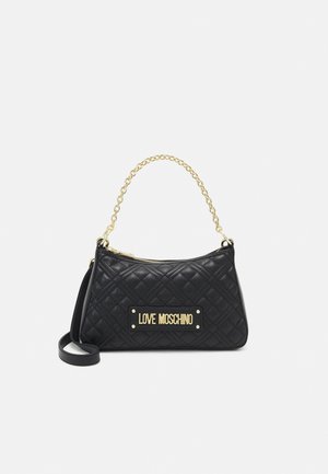 Czarna pikowana torebka Love Moschino z uchwytem z złotego łańcuszka i metalową blaszką z logo, wyposażona w górny zamek błyskawiczny oraz odpinany pasek na ramię.